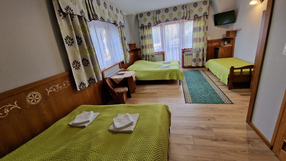 Bed, TV and multimedia, Photo of the whole room, Bedroom, towels