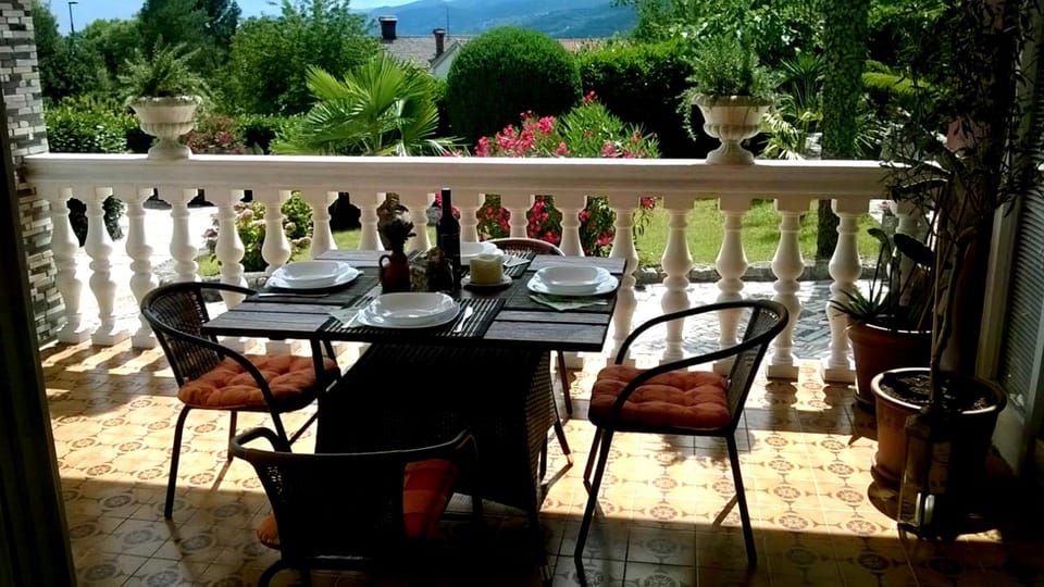 Balcony/Terrace, Garden view, Mountain view