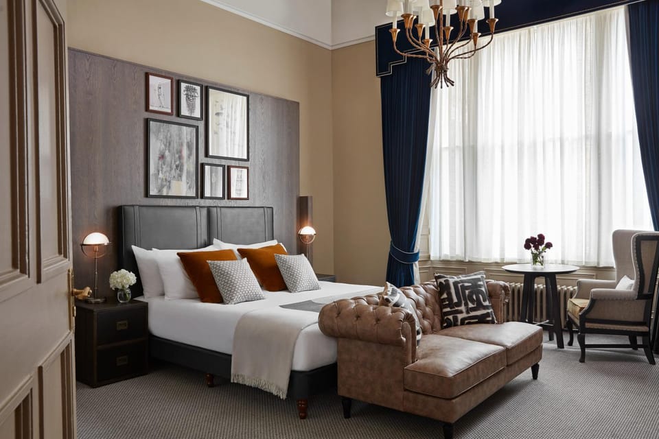 Bed, Photo of the whole room, Decorative detail, Seating area, Bedroom