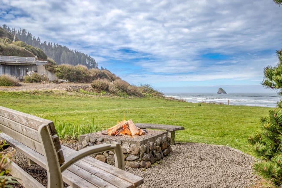 Shoreline Cottage House in Cape Meares