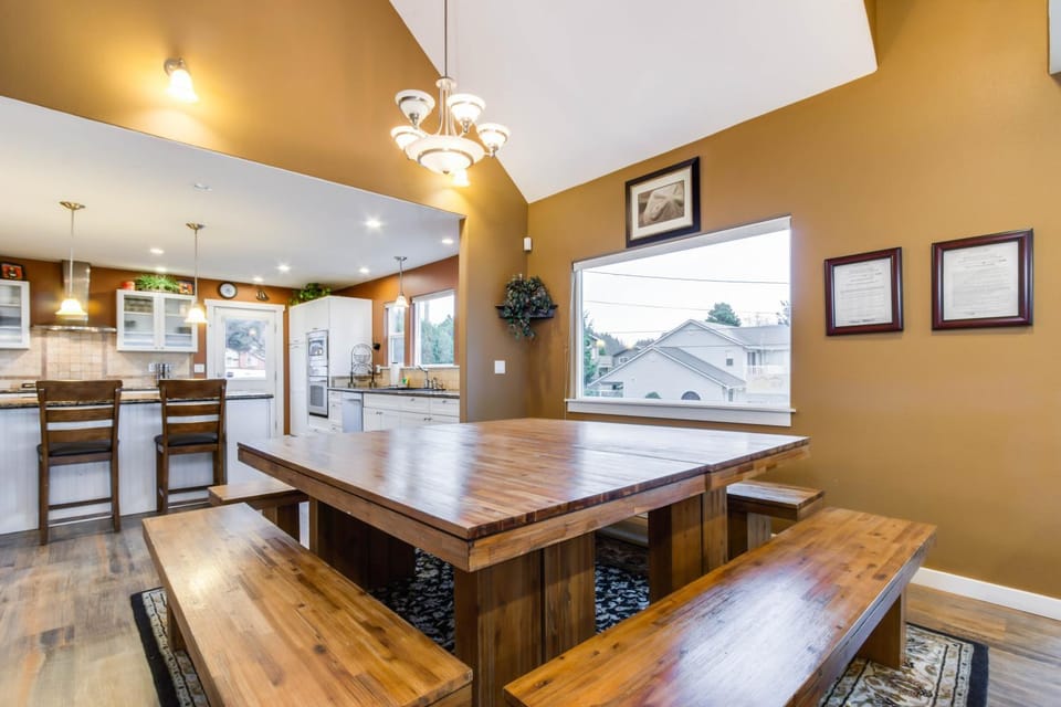 Crystal Rose Home and Cottage House in Lincoln City