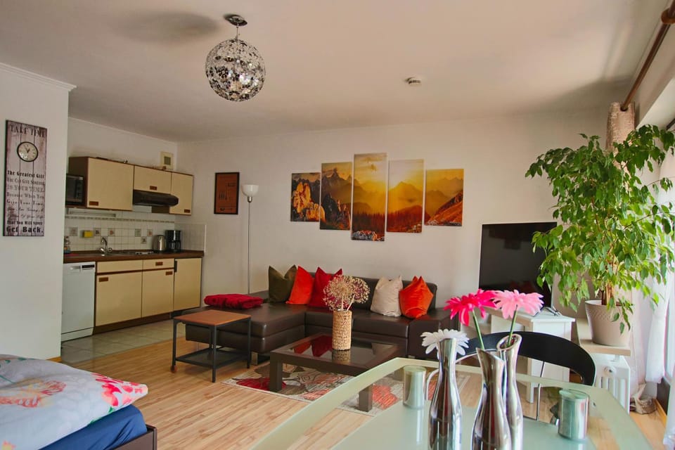 TV and multimedia, Kitchen or kitchenette, Living room, Seating area, Dining area