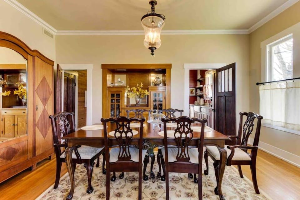 Seating area, Dining area
