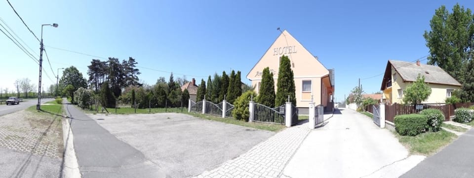 Facade/entrance