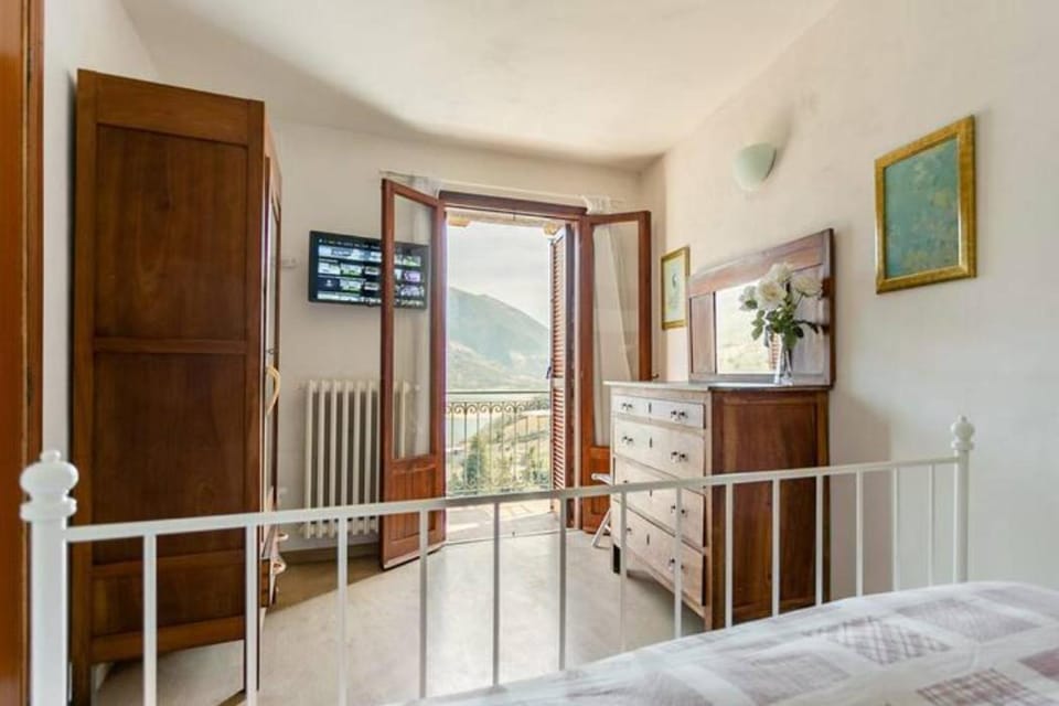Photo of the whole room, Bedroom, Lake view