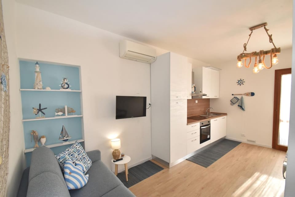 TV and multimedia, Kitchen or kitchenette, Living room, air conditioner