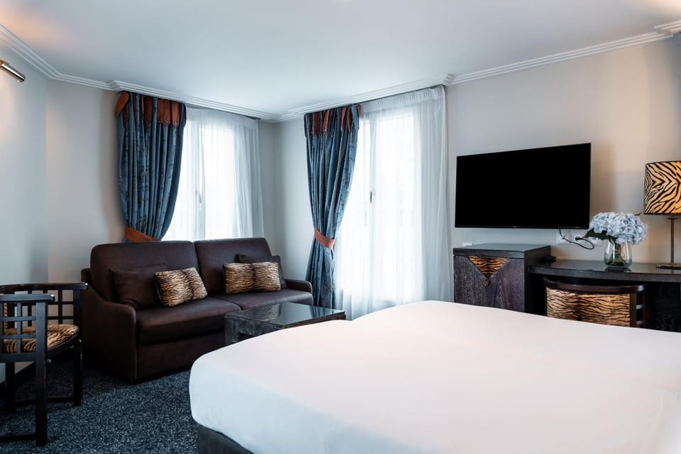 Bed, TV and multimedia, Living room, Photo of the whole room, Seating area, Bedroom