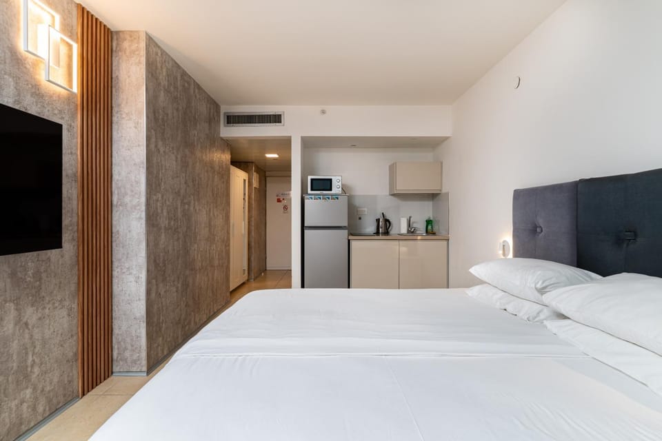 Bed, Bedroom, kitchen