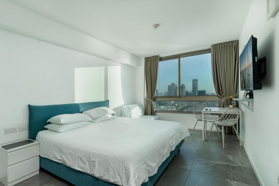 Bed, Photo of the whole room, Seating area, Bedroom