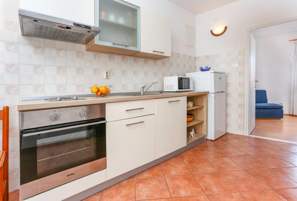 Kitchen or kitchenette, oven, stove