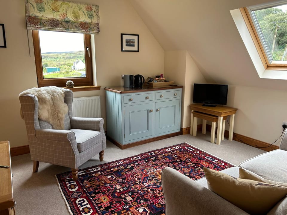 Coffee/tea facilities, Living room, Seating area, Bedroom