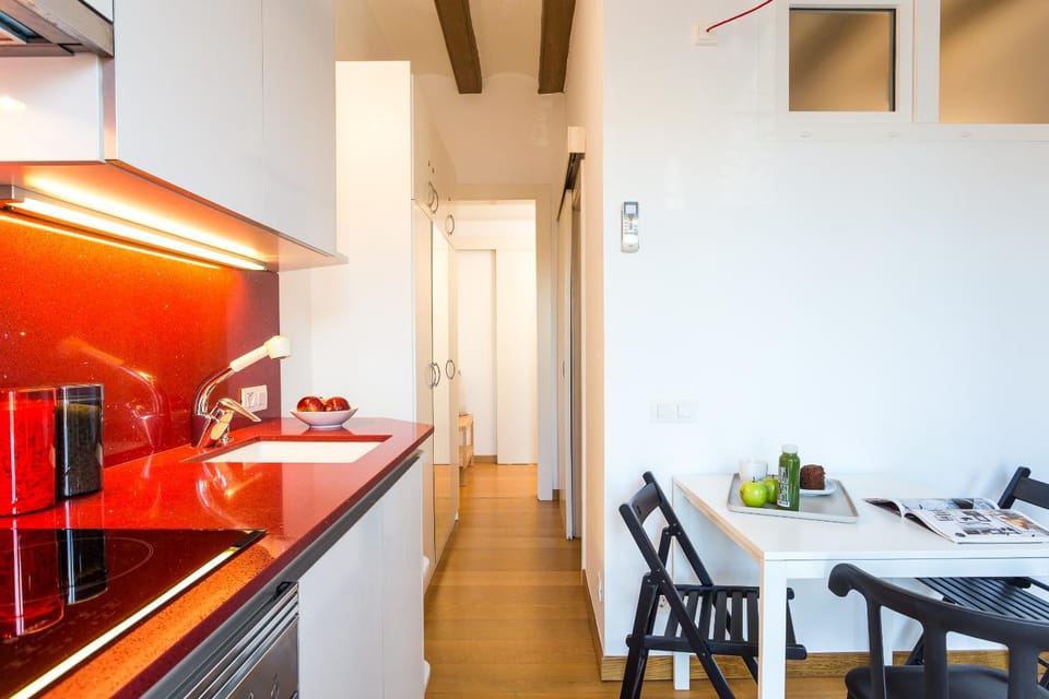 Kitchen or kitchenette, Dining area