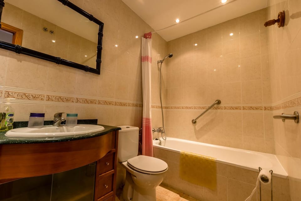 Shower, Toilet, Bathroom, Bath, towels