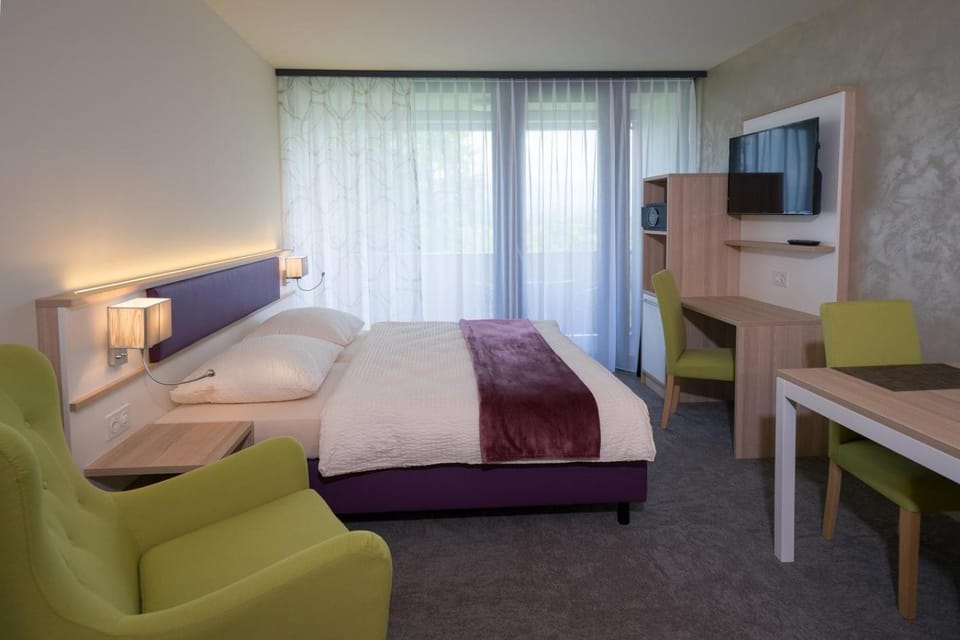 Bed, TV and multimedia, Living room, Bedroom, hair dresser