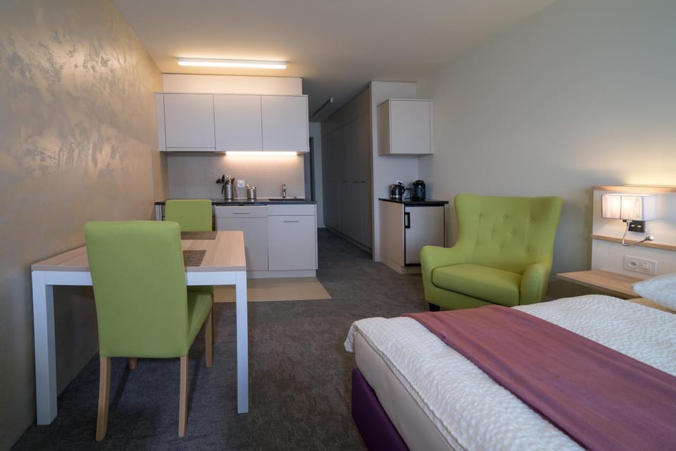 Kitchen or kitchenette, Dining area, Bedroom