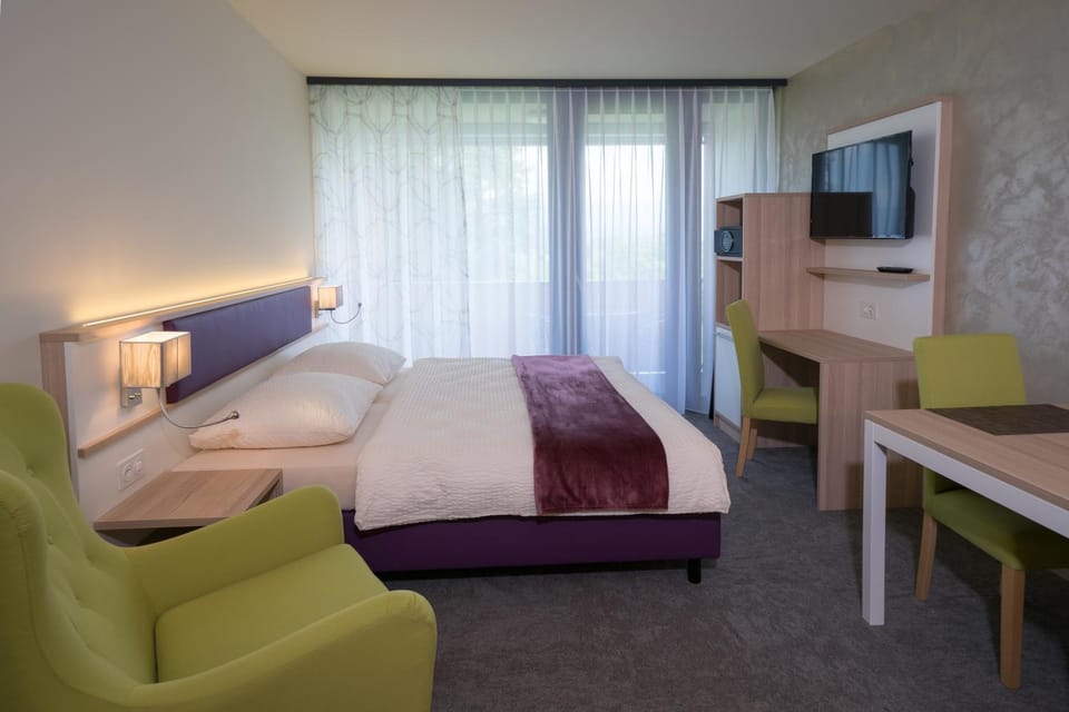 Kitchen or kitchenette, Dining area, Bedroom