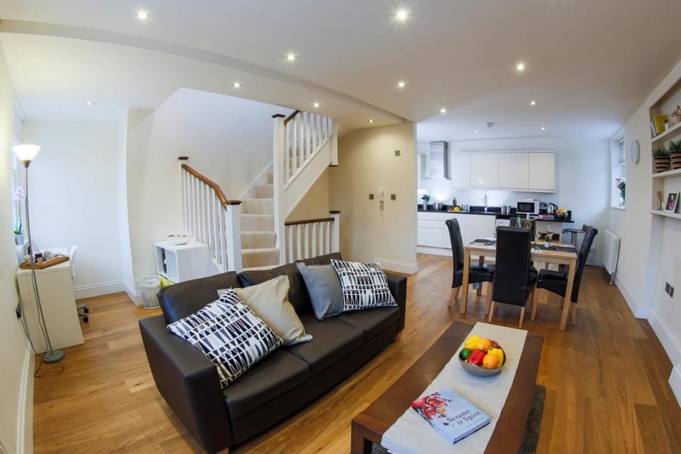 Finchley Central Spacious 3 bed triplex loft style apartment Apartment in London