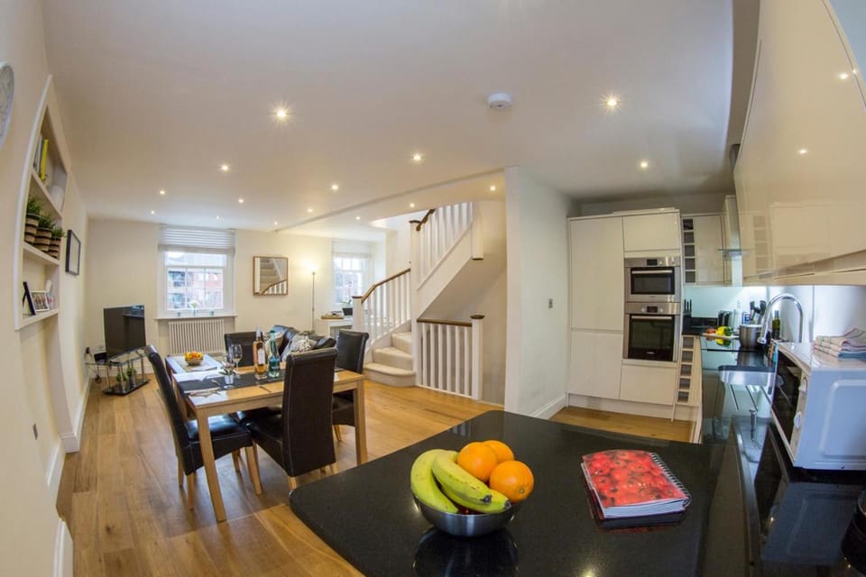 Finchley Central Spacious 3 bed triplex loft style apartment Apartment in London