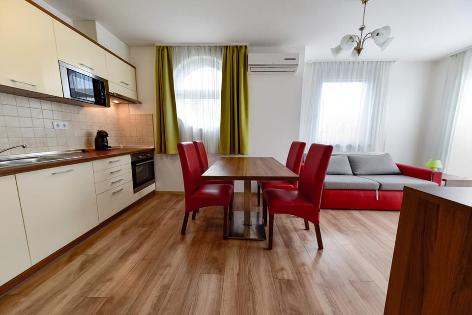 Dining area, Meals