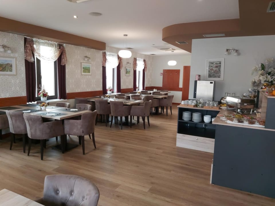 Restaurant/places to eat, Food and drinks, Seating area, Food, Breakfast, Buffet breakfast