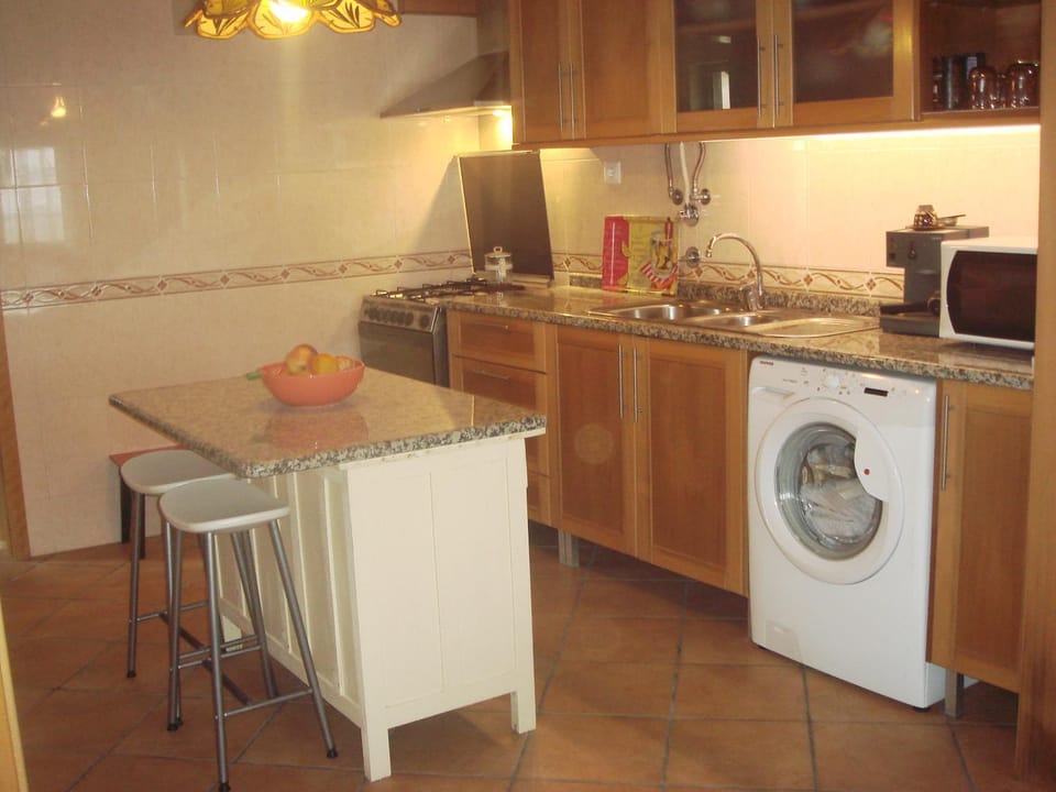Kitchen or kitchenette, Communal kitchen, oven, stove