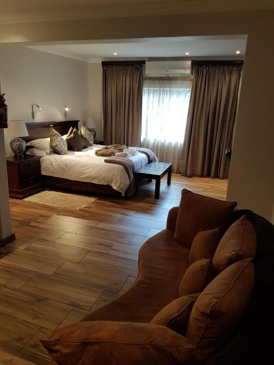 Photo of the whole room, Seating area
