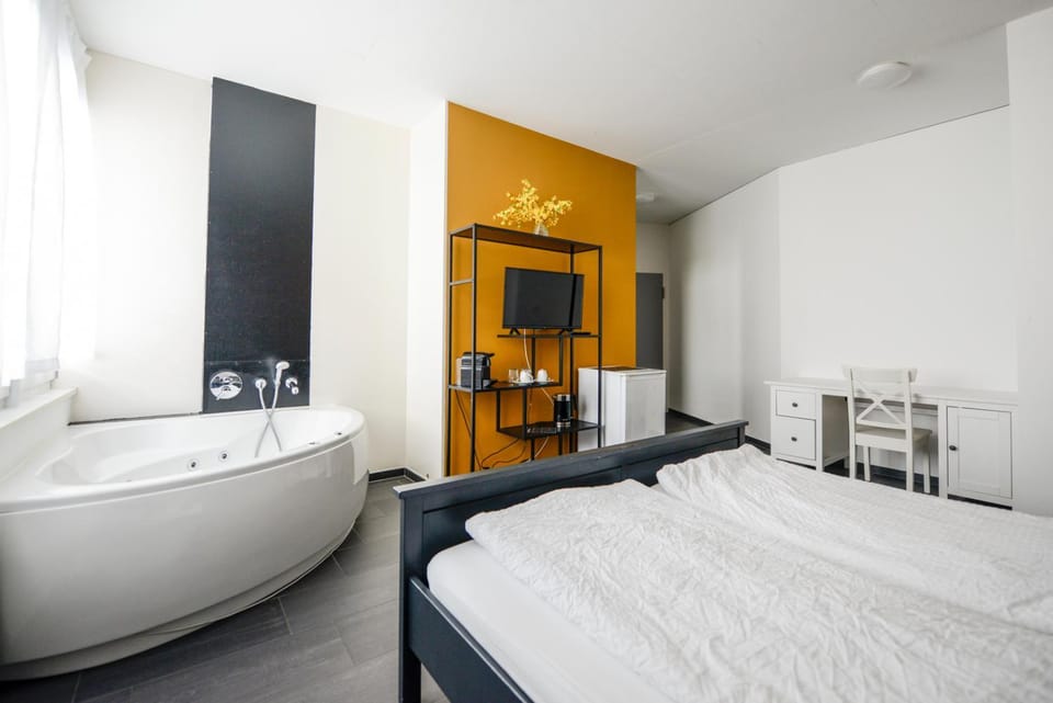 Bed, TV and multimedia, Photo of the whole room, Bath