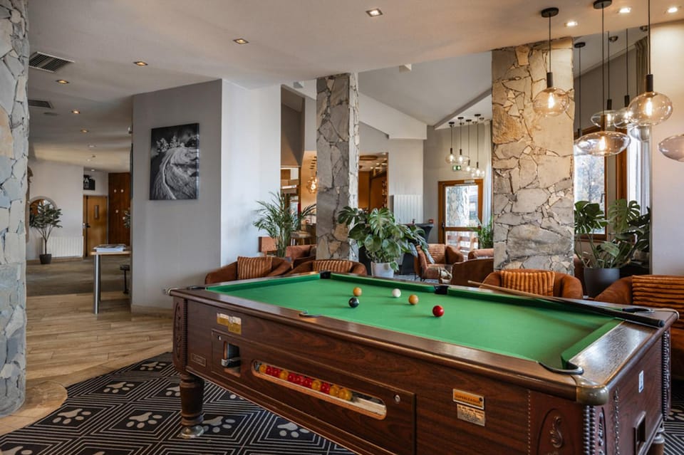 Billiard, Lounge or bar