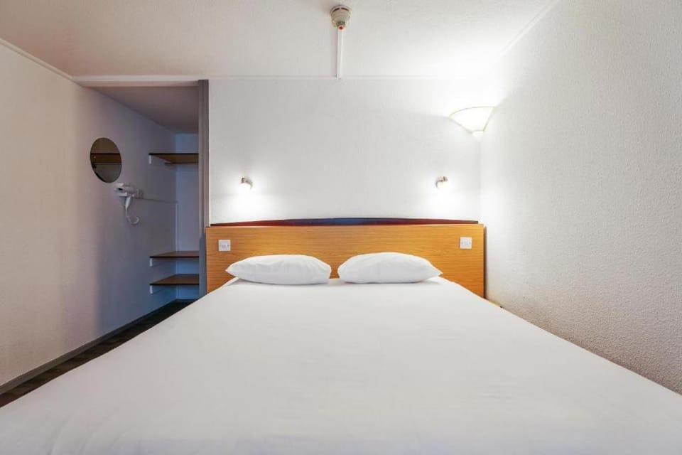 Toilet, Property building, Bed, TV and multimedia, Bedroom, Breakfast, wardrobe