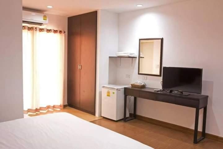 Field Town Apartment Bed and Breakfast in Laos