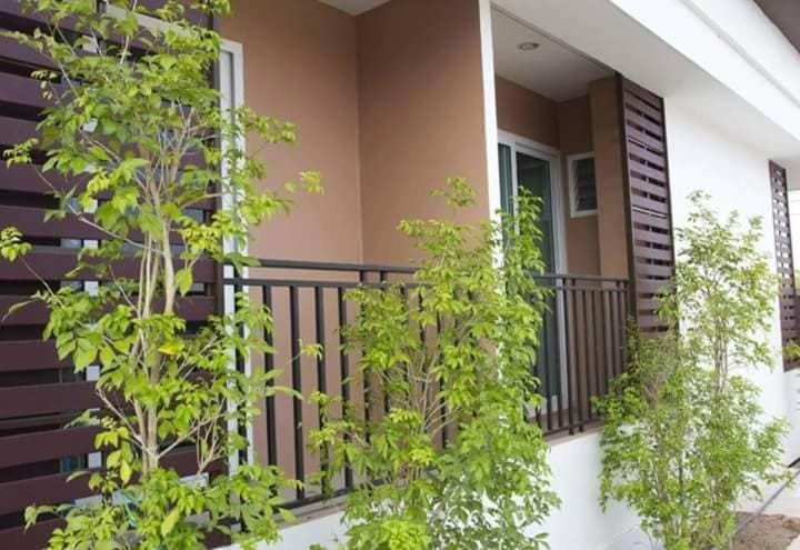 Field Town Apartment Bed and Breakfast in Laos