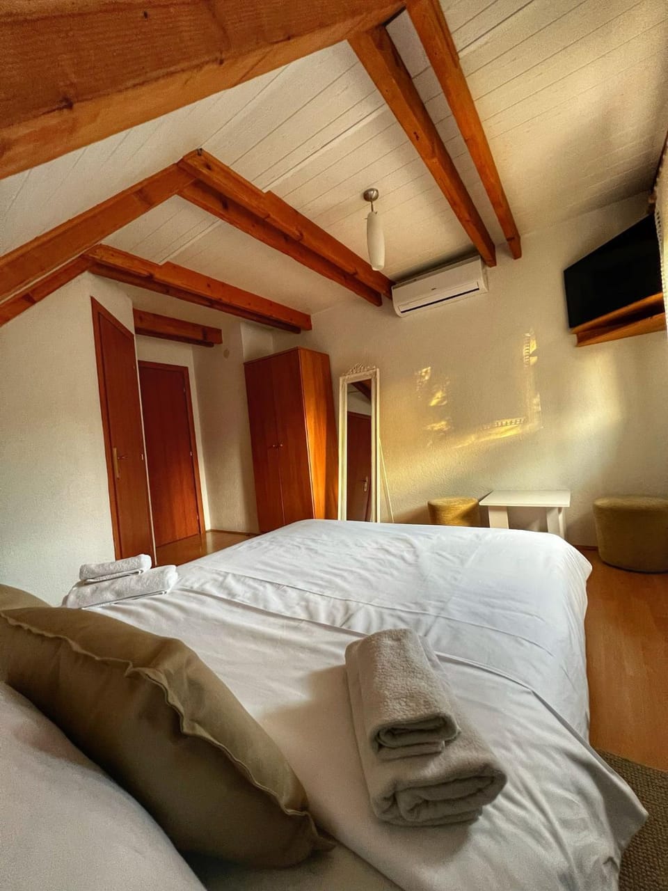 Bed, TV and multimedia, Bedroom, towels, air conditioner