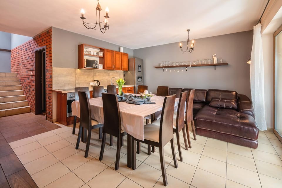 Kitchen or kitchenette, Living room, Seating area, Dining area