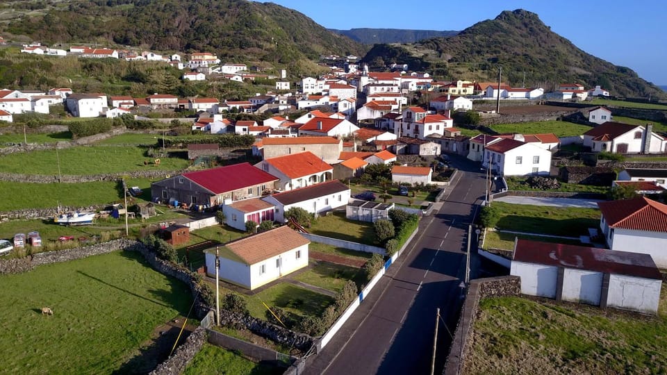 Property building, Day, Natural landscape, Bird's eye view, Mountain view, Sea view, Street view, Location