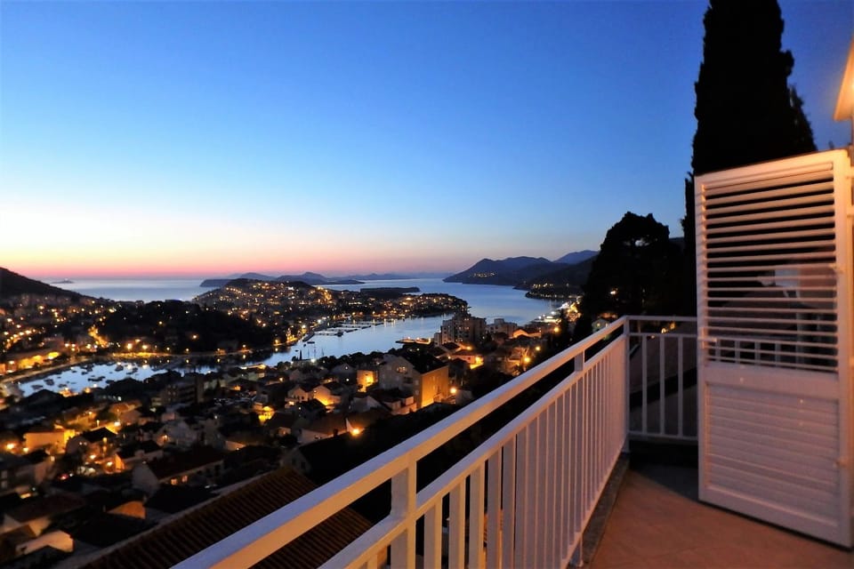 Nearby landmark, Balcony/Terrace, City view, Sea view