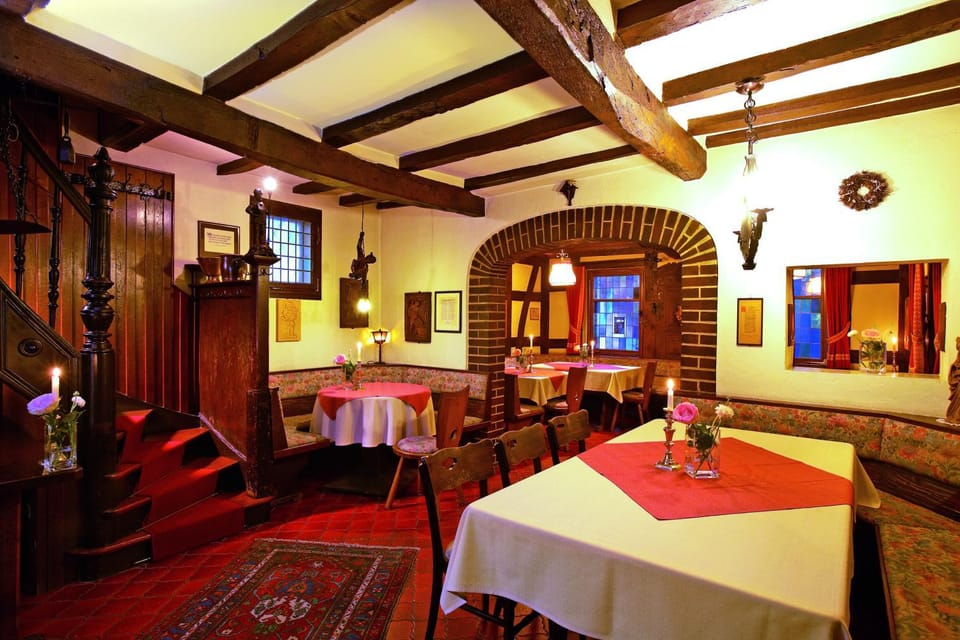 Restaurant/places to eat, Restaurant/places to eat, Dining area