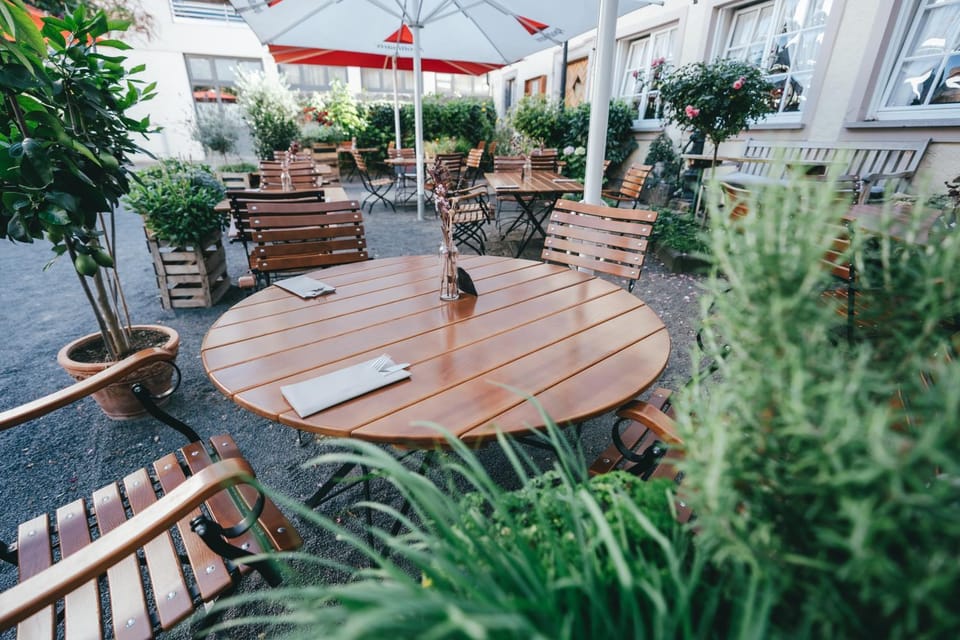 Restaurant/places to eat, Garden, Balcony/Terrace