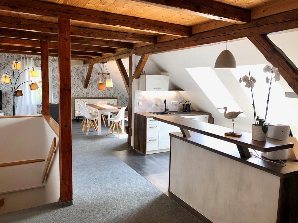 Kitchen or kitchenette, Seating area, Dining area