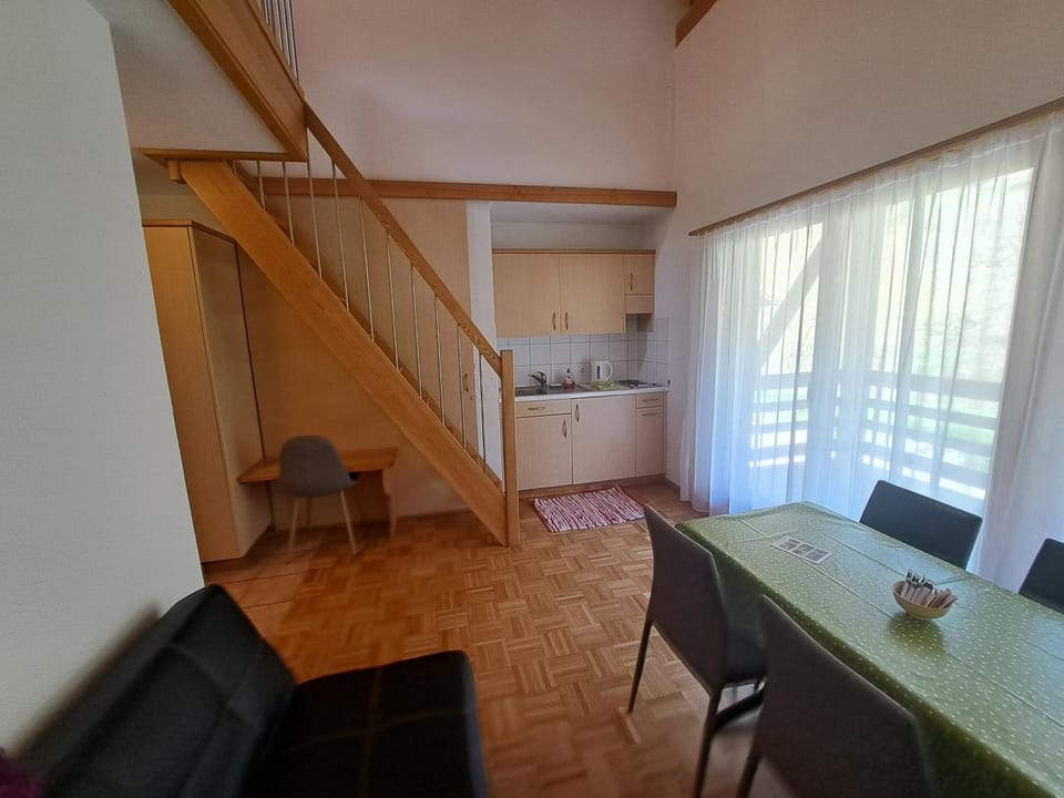 Kitchen or kitchenette, Seating area, Dining area, kitchen