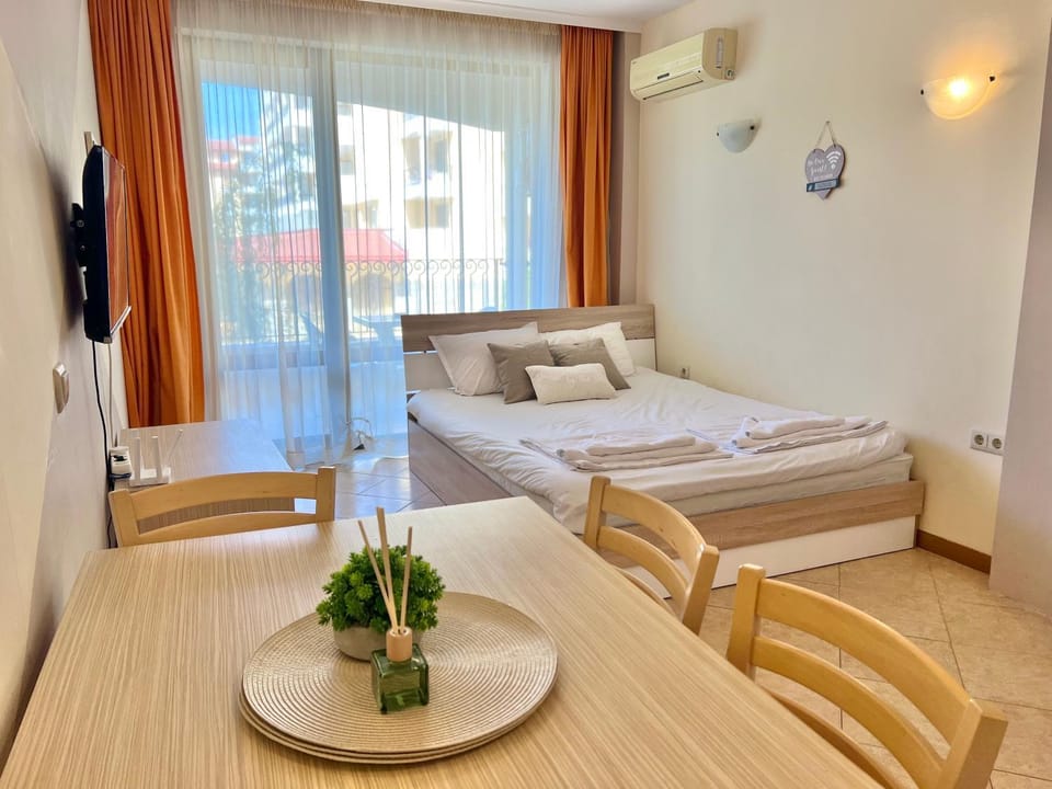 Bed, TV and multimedia, Photo of the whole room, Seating area, air conditioner