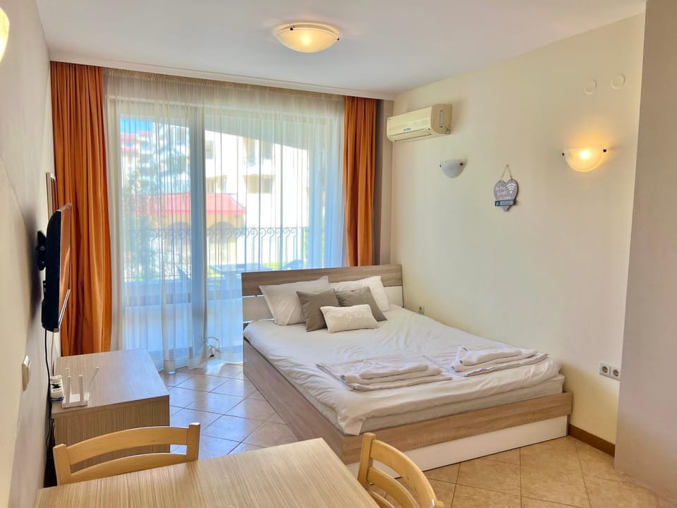 Bed, TV and multimedia, Living room, Photo of the whole room, Seating area, air conditioner
