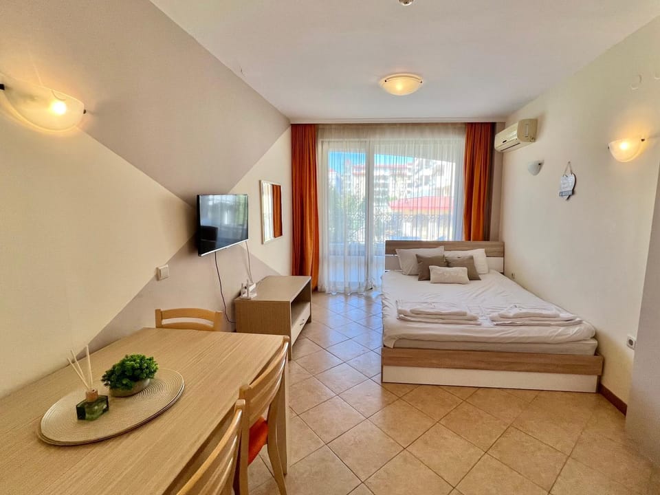 Bed, TV and multimedia, Living room, Photo of the whole room