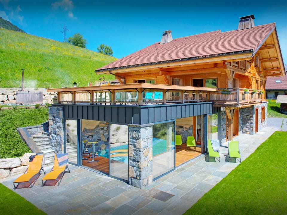 Property building, Facade/entrance, Day, Natural landscape, Summer, Garden, View (from property/room), Garden view