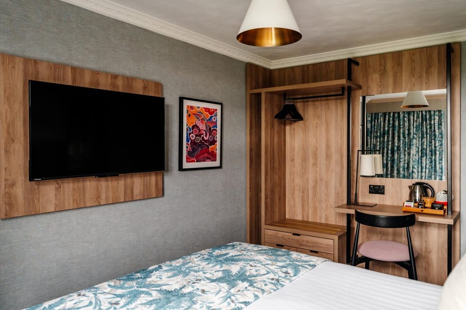 Bed, Photo of the whole room, wardrobe