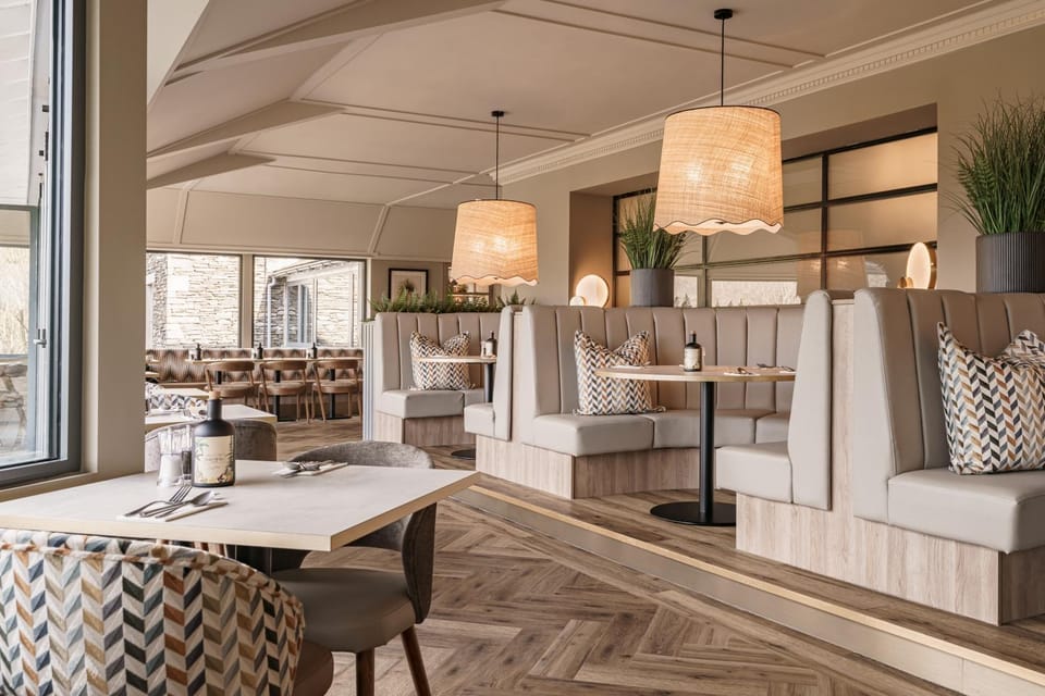 Restaurant/places to eat, Restaurant/places to eat, Seating area