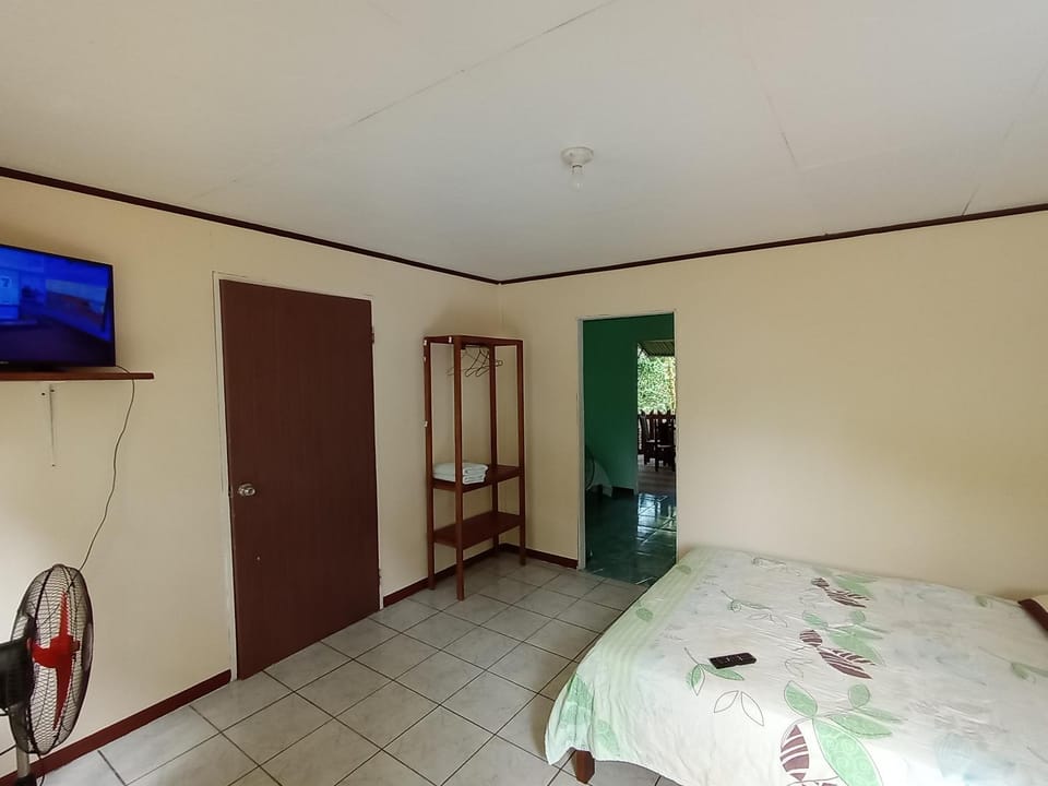 Bed, TV and multimedia, Photo of the whole room, Bedroom, wardrobe
