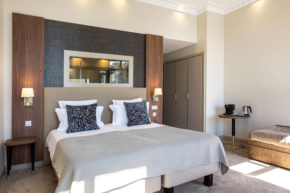 Bed, TV and multimedia, Coffee/tea facilities, Photo of the whole room, Seating area, Bedroom, Landmark view, Sea view, Sunrise, minibar, safe, wardrobe