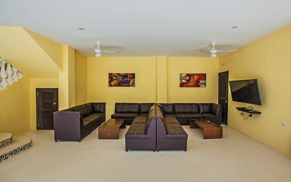 Communal lounge/ TV room
