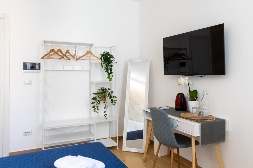 Bed, TV and multimedia, Photo of the whole room, Evening entertainment, Bedroom, wardrobe