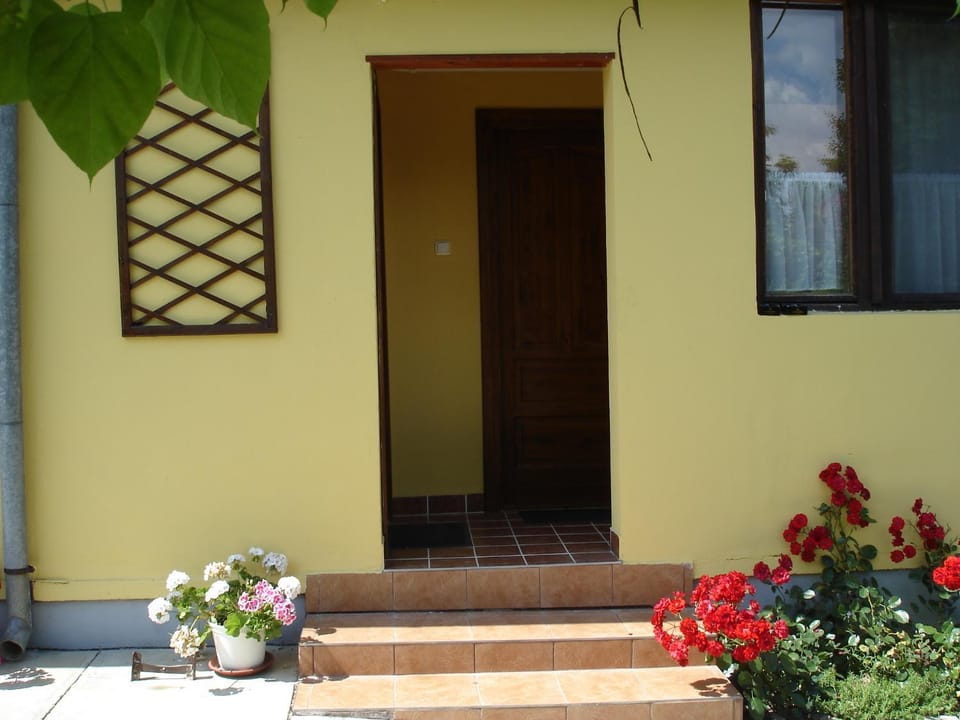 Facade/entrance